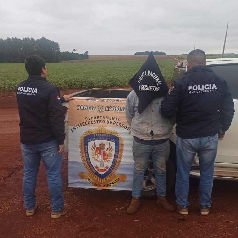 POLICÍA ANTISECUESTRO DETUVO A UN HOMBRE QUE PLANEABA SECUESTRAR AL HIJO DEL DUEÑO DEL SHOPPING COSTANERA DE ENCARNACIÓN POLICÍA ANTISECUESTRO DETUVO A UN HOMBRE QUE PLANEABA SECUESTRAR AL HIJO DEL DUEÑO DEL SHOPPING COSTANERA DE ENCARNACIÓN