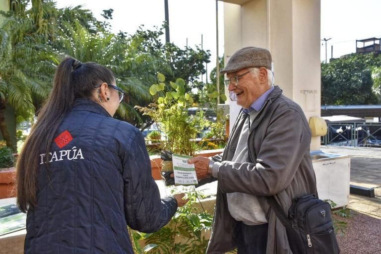 ENTREGA DE PLANTINES EN CONMEMORACIÓN DEL RECIENTE DÍA NACIONAL DEL ÁRBOL ENTREGA DE PLANTINES EN CONMEMORACIÓN DEL RECIENTE DÍA NACIONAL DEL ÁRBOL
