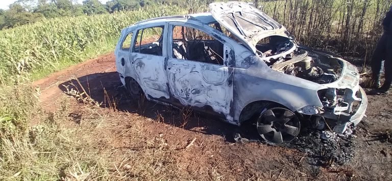 TRAS ASALTO, DELINCUENTES INCINERARON VEHÍCULO UTILIZADO PARA EL ATRACO