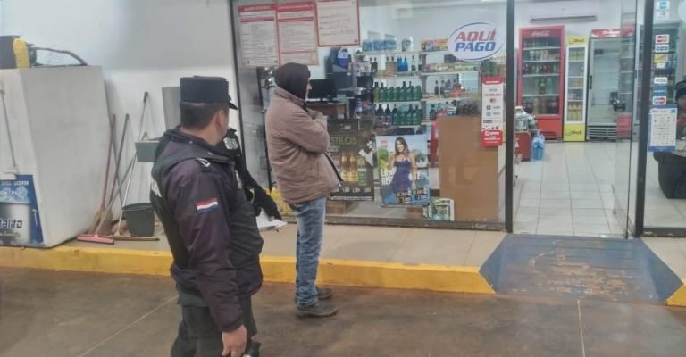 Solitario asaltante se alza con dinero en estación de servicio Solitario asaltante se alza con dinero en estación de servicio