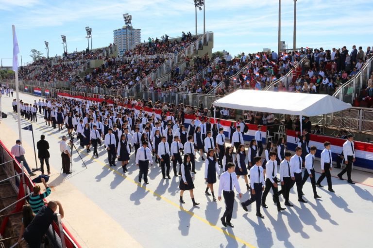 MEC suspende desfiles de la Paz del Chaco por aumento de cuadros respiratorios MEC suspende desfiles de la Paz del Chaco por aumento de cuadros respiratorios