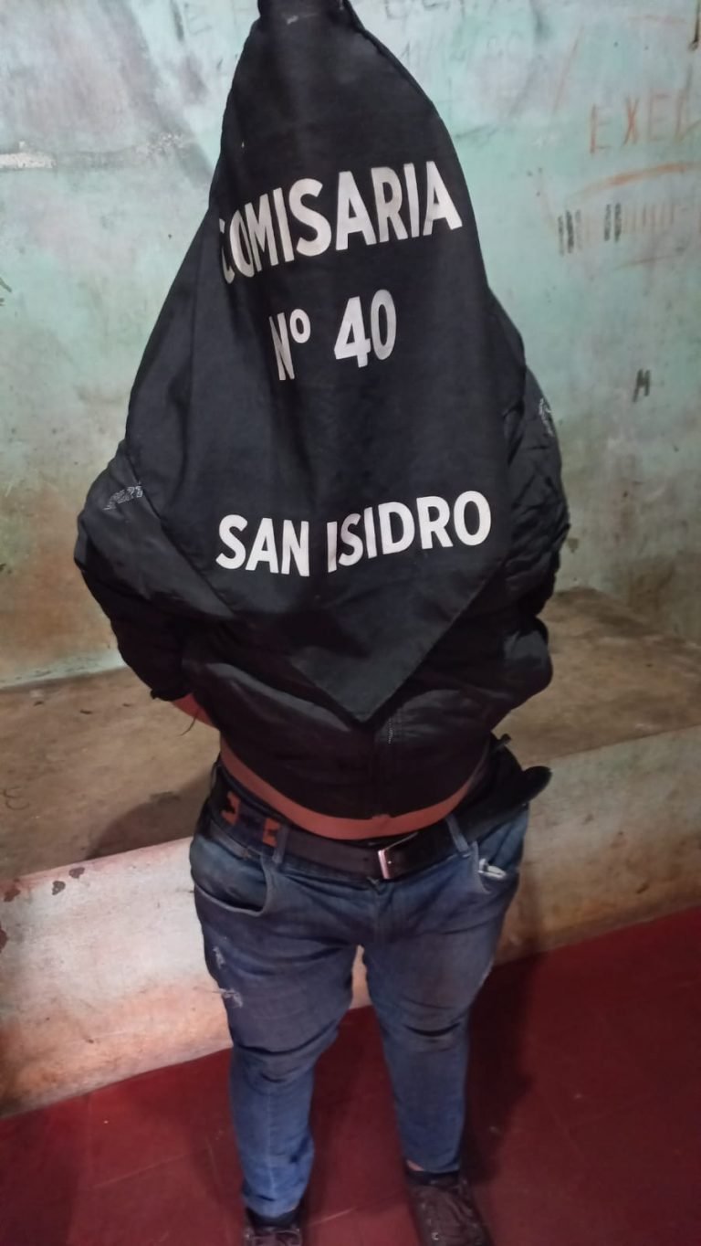 MIDIENDO FUERZAS EN UN «TORNEO DE PULSEADAS» Y FUE VICTIMA DE HURTO