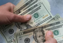 Le depositaron US$ 200 mil por error y renunció al trabajo