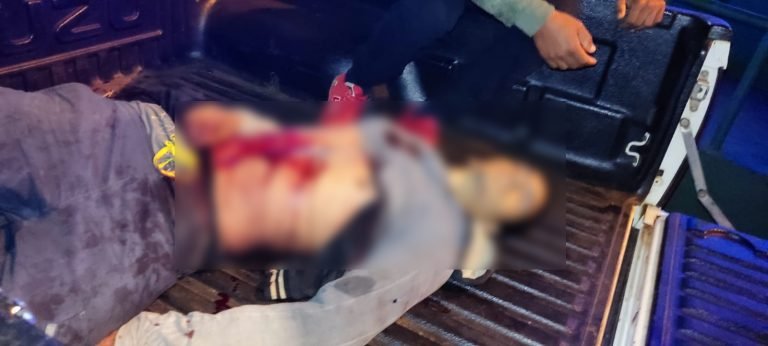 JOVEN FUE APUÑALADO Y SE DEBATE ENTRE LA VIDA Y LA MUERTE JOVEN FUE APUÑALADO Y SE DEBATE ENTRE LA VIDA Y LA MUERTE