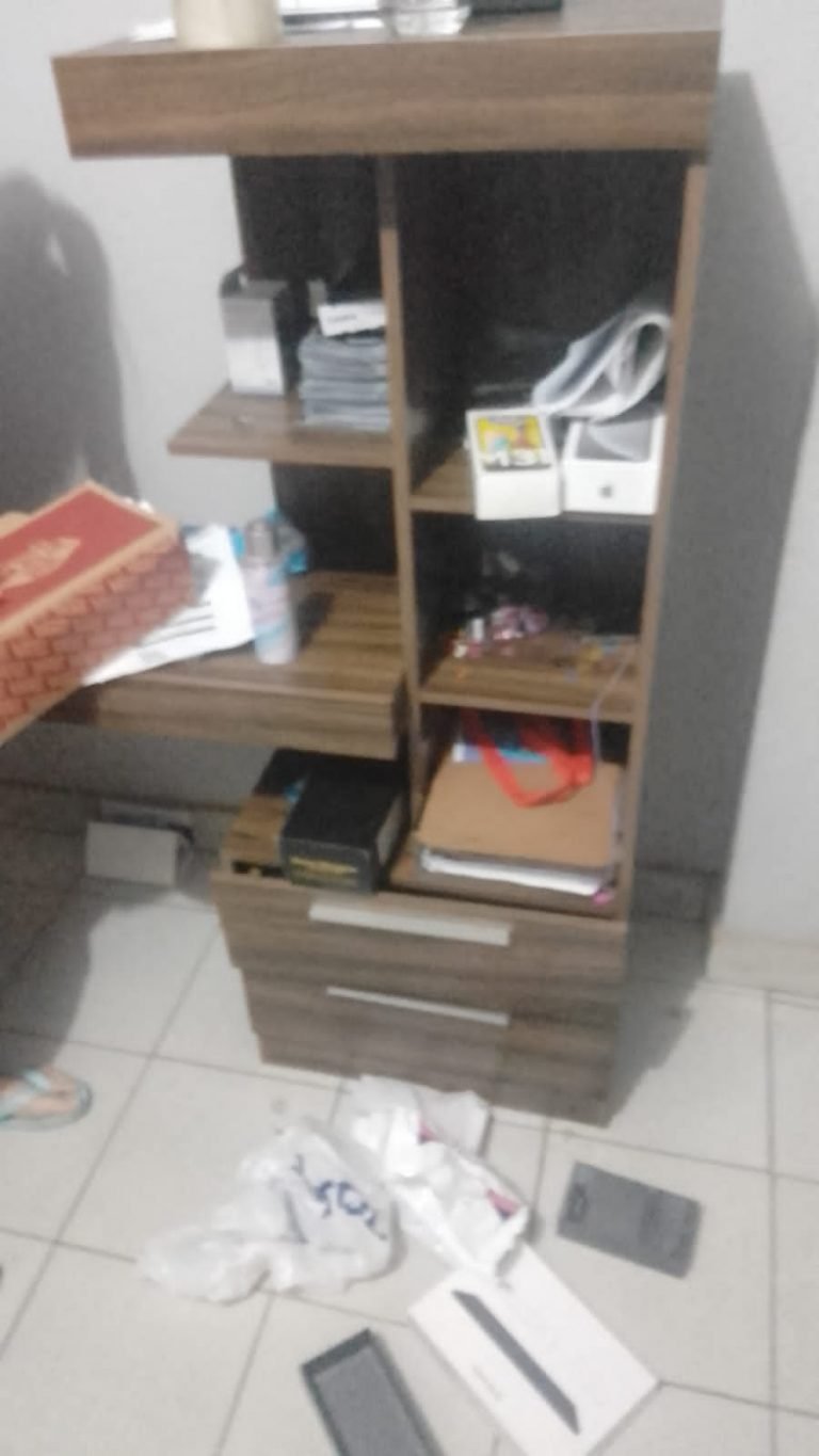 INQUILINOS DE UN DEPARTAMENTO SE OLVIDARON DE LLAVEAR LA PUERTA Y DELINCUENTES INGRESARON A HURTAR