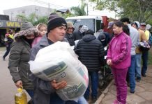 Pescadores de Itapúa reciben kits de víveres