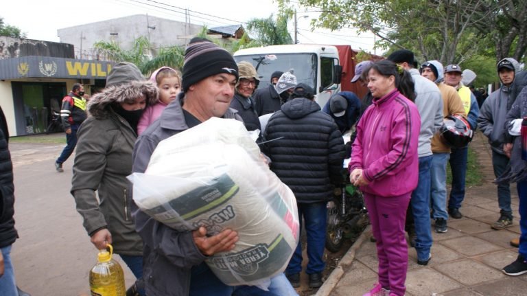 Pescadores de Itapúa reciben kits de víveres