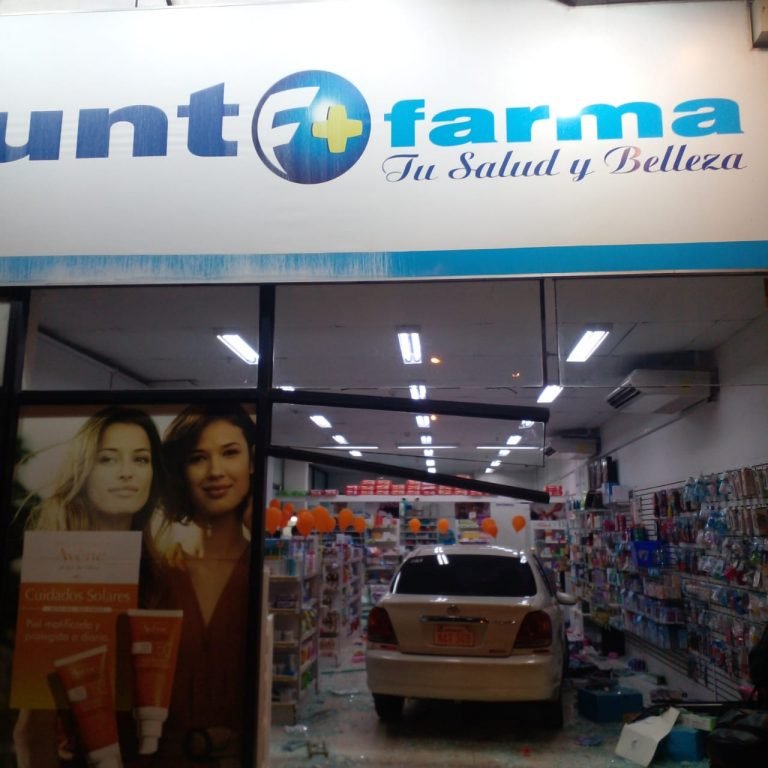 ENCARNACIÓN : UN VEHÍCULO TERMINÓ DENTRO DE UNA FARMACIA