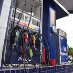 Se dio vuelta el puente: cargar nafta en Encarnación es más barato que en Posadas