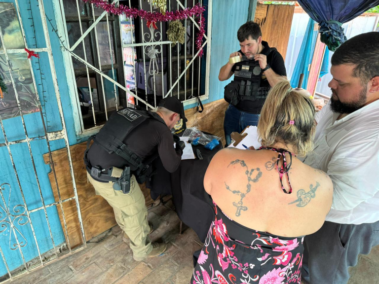 Capturan a peligrosa pareja distribuidora de crack y cocaína en Asunción Capturan a peligrosa pareja distribuidora de crack y cocaína en Asunción