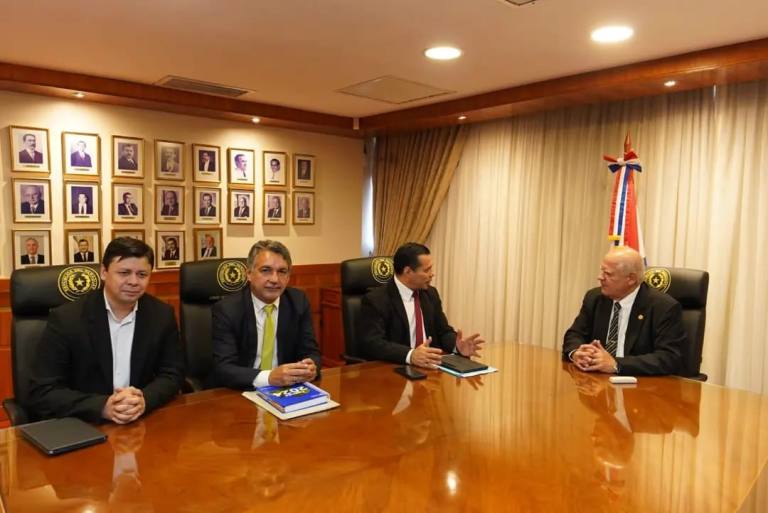 ANDE, Ministerio Público y el Poder Judicial buscan estrategias para erradicar las conexiones irregulares de la criptominería ANDE, Ministerio Público y el Poder Judicial buscan estrategias para erradicar las conexiones irregulares de la criptominería