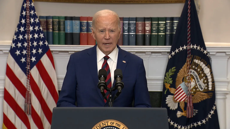Biden dice que no hay indicios de que el derrumbe del puente se debiera a un acto intencional
