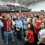 Presidente entrega 4.583 becas a jóvenes estudiantes y los anima a concentrarse en el éxito y no en los obstáculos