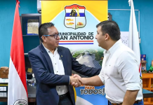 Embajador boliviano visita San Antonio ante fallecimiento de camioneros