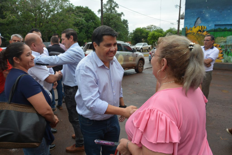 Director de Yacyretá entregó en Itapúa millonarios aportes para desarrollo social e infraestructura vial Director de Yacyretá entregó en Itapúa millonarios aportes para desarrollo social e infraestructura vial