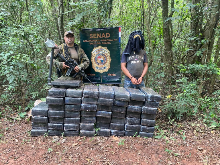 Media tonelada de droga confiscó la Senad en la zona ribereña de Canindeyú Media tonelada de droga confiscó la Senad en la zona ribereña de Canindeyú