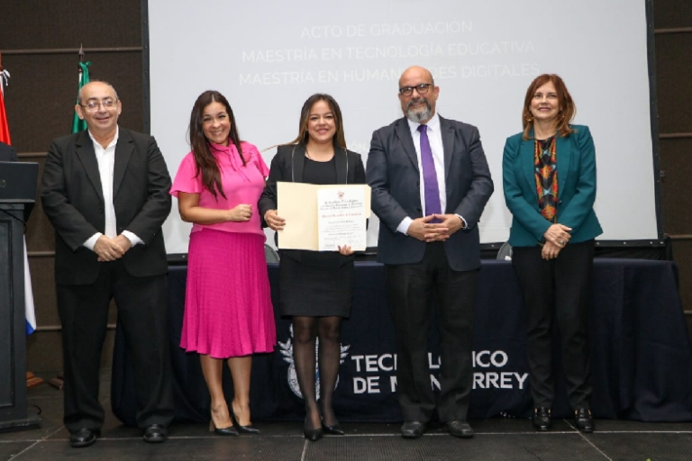 Más de 50 docentes recibieron sus títulos tras culminar maestría en México