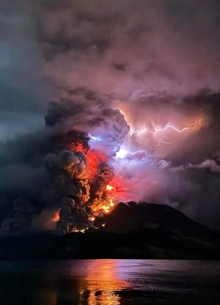 Indonesia emite una alerta de tsunami tras la erupción del volcán monte Ruang en una isla remota Indonesia emite una alerta de tsunami tras la erupción del volcán monte Ruang en una isla remota