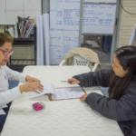 Ex MPL, con apoyo del MJ, firma contrato laboral para trabajar en una empresa tras años de encierro