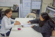 Ex MPL, con apoyo del MJ, firma contrato laboral para trabajar en una empresa tras años de encierro