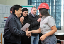 Destacan asistencia gubernamental integral a Ñeembucú, durante entrega de 708 becas universitarias