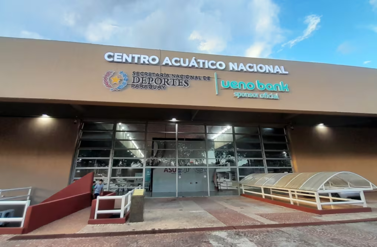 Nadadores compiten en Asunción para clasificar a los Juegos Olímpicos de París