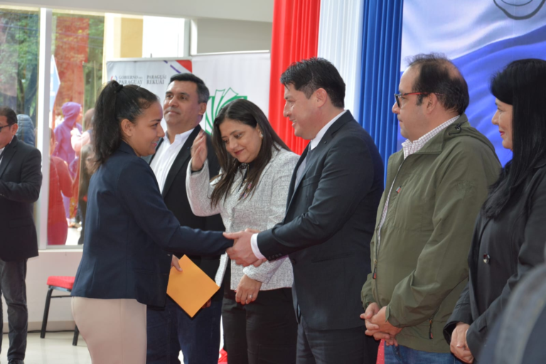 Yacyretá hizo entrega de becas universitarias a 607 jóvenes caazapeños para que continúen su formación profesional
