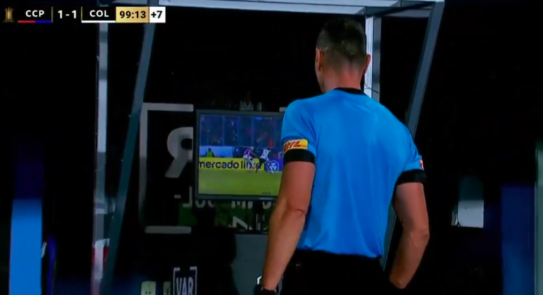 Una increíble confusión: ¡La gente de Cerro festejó la revisión VAR para la expulsión de Alan!