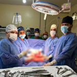 Extirpan tumor de 3 kilos de forma exitosa a paciente durante cesárea