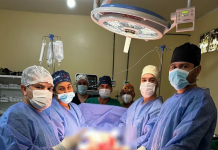 Extirpan tumor de 3 kilos de forma exitosa a paciente durante cesárea