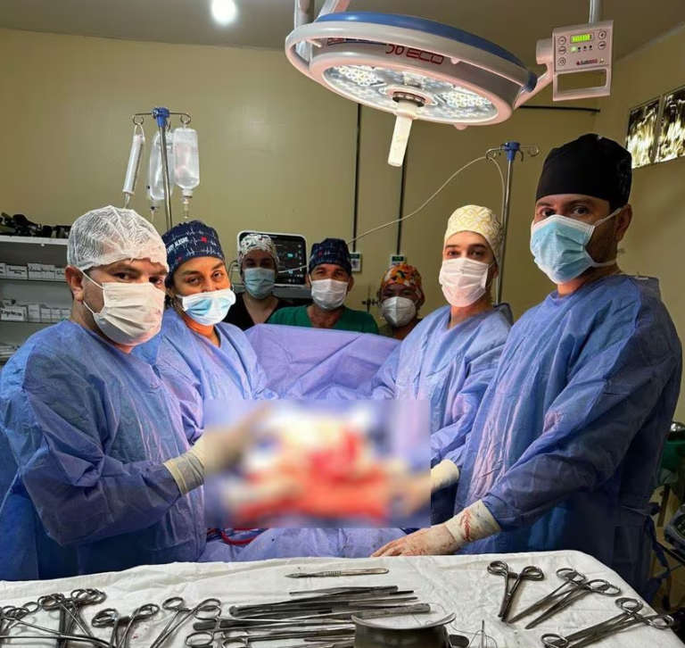 Extirpan tumor de 3 kilos de forma exitosa a paciente durante cesárea