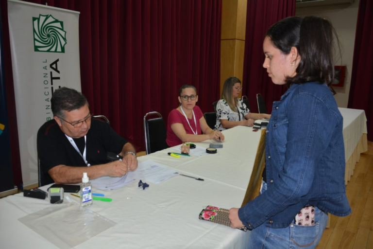 Gobierno a través de Yacyretá entregará fondos para becas universitarias y educación