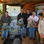 Entrega de alevines a productores de Itapúa