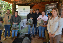Entrega de alevines a productores de Itapúa
