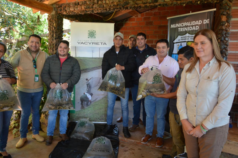 Entrega de alevines a productores de Itapúa Entrega de alevines a productores de Itapúa