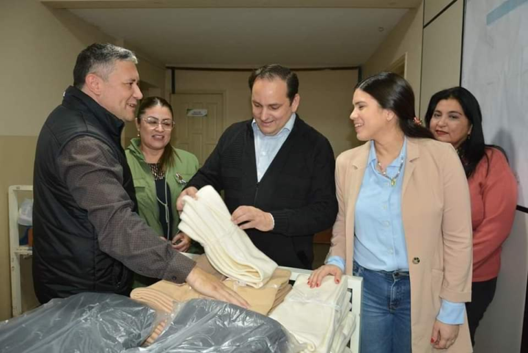 REMESOWSKI ACOMPAÑADO DE SU EQUIPO REALIZÓ ENTREGA DE INSUMOS AL H.R.E REMESOWSKI ACOMPAÑADO DE SU EQUIPO REALIZÓ ENTREGA DE INSUMOS AL H.R.E