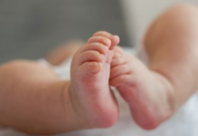 Buscan a bebé que fue entregado por su madre