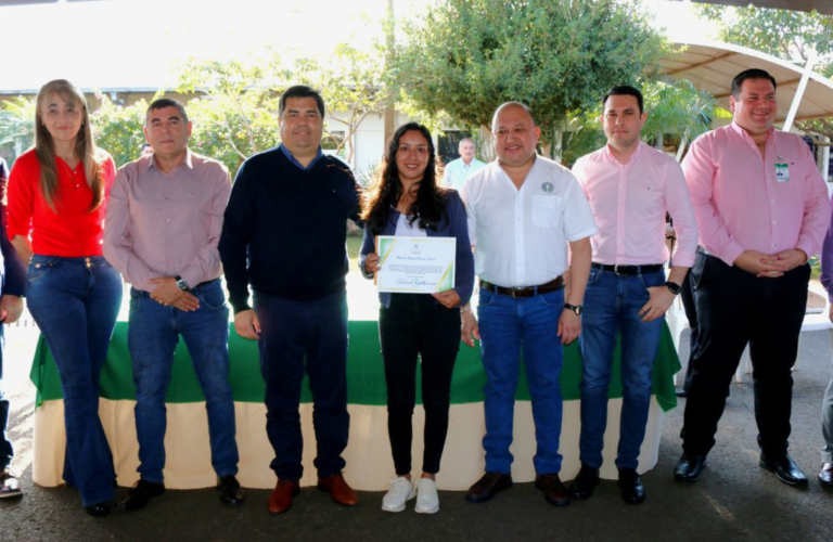 Yacyretá entrega títulos de propiedad a familias relocalizadas, aporte al hospital regional de Encarnación y asignación a pasantes Yacyretá entrega títulos de propiedad a familias relocalizadas, aporte al hospital regional de Encarnación y asignación a pasantes