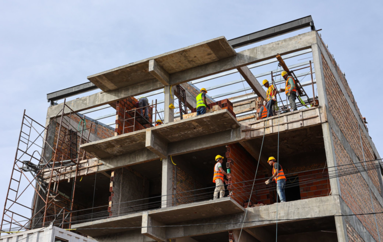 Avanza en Luque construcción de departamentos económicos por parte del MUVH