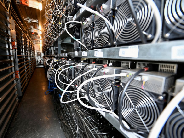 Aumento de tarifa eléctrica no afectará la criptominería legal, afirma Santiago Peña