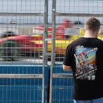 VIDEO: Un coche vuela por los aires y vuelca tras un accidente masivo durante una competición