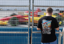 VIDEO: Un coche vuela por los aires y vuelca tras un accidente masivo durante una competición