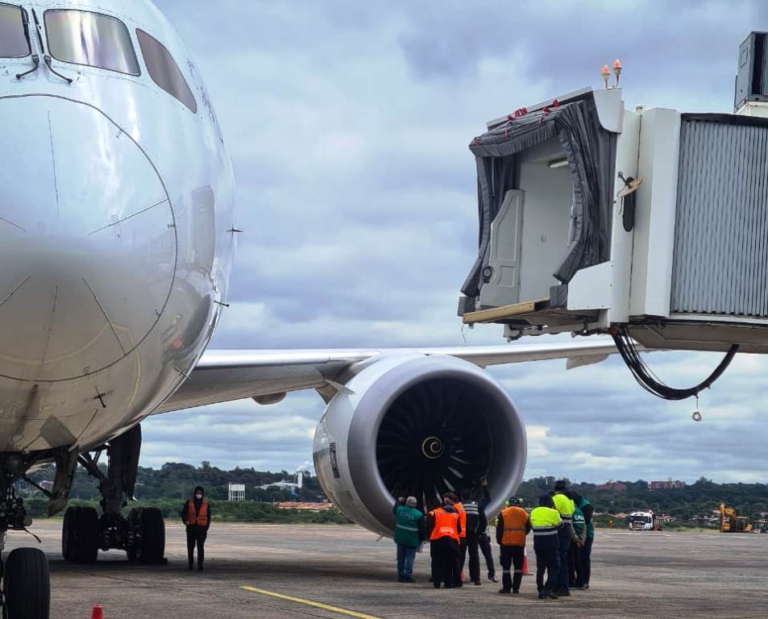 Avión con destino a Chile retornó al Silvio Pettirossi tras falla en una de las turbinas