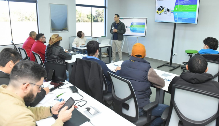 Expertos internacionales capacitan sobre desarrollo de vehículos eléctricos en Paraguay