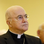 Por sus ataques al papa, Vaticano excomulga al arzobispo Viganò