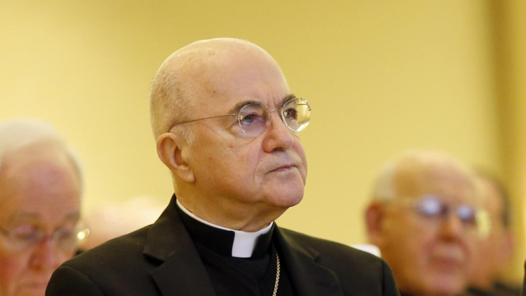 Por sus ataques al papa, Vaticano excomulga al arzobispo Viganò Por sus ataques al papa, Vaticano excomulga al arzobispo Viganò