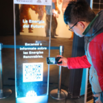 Visitantes del Stand de la Energía pueden escanear códigos QR para conocer el potencial energético y la naturaleza del Paraguay
