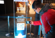Visitantes del Stand de la Energía pueden escanear códigos QR para conocer el potencial energético y la naturaleza del Paraguay