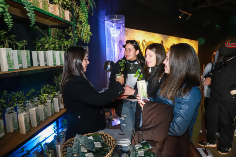 Desde el “Stand de la Energía”, binacionales contribuyen a la reforestación del país