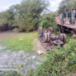 Camión militar cae de precario puente: reportan un fallecido y varios heridos